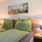 Biohof Auinger, Der Tiererlebnishof Appartement Aurach am Hongar