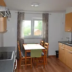 Biohof Auinger, Der Tiererlebnishof Apartment Aurach am Hongar