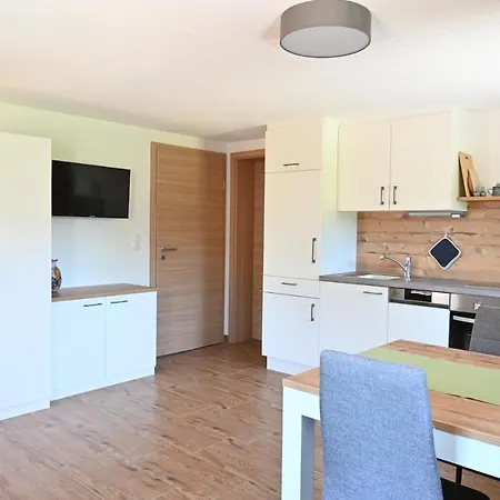 Apartment Biohof Auinger, Der Tiererlebnishof Aurach am Hongar