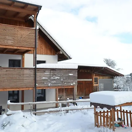 Apartment Biohof Auinger, Der Tiererlebnishof Aurach am Hongar
